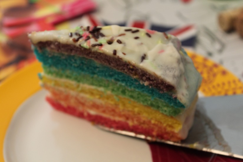 rainbow-cake-gâteau-goûter-arc-en-ciel-couleur-glacage-enfant-décor-bougie